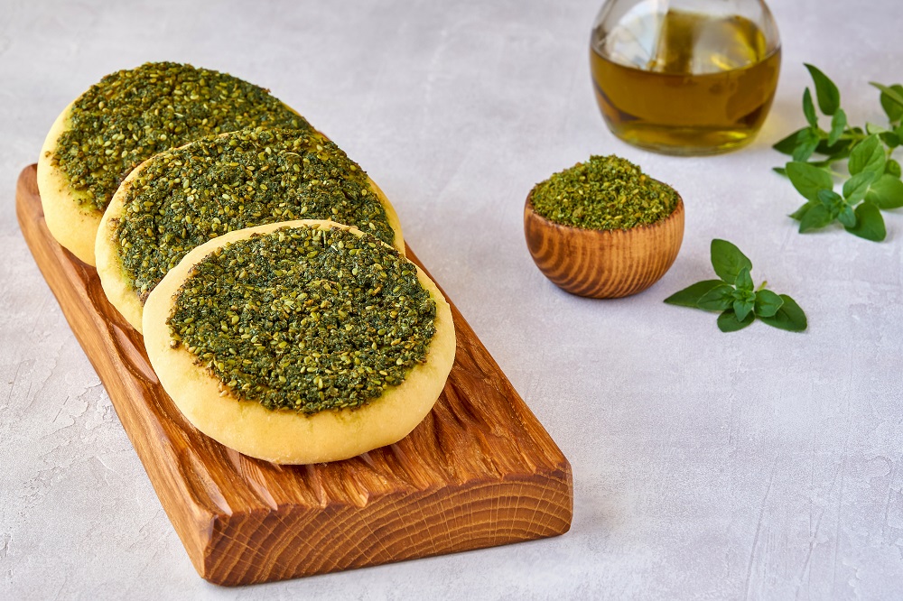 טעימת פיתה עם זעתר עם שמן זית